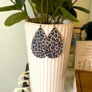 Nickel & Suede Leather earrings in Snow Leopard